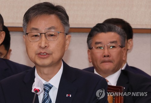 최재해 감사원장이 지난달 29일 오전 국회에서 열린 법제사법위원회 전체회의에서 의원질의에 답변하고 있다. 오른쪽은 유병호 감사원 사무총장. 