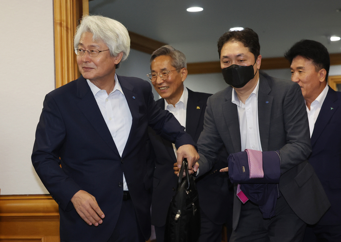 (왼쪽부터) 김태오 DGB금융지주 회장, 윤종규 KB금융지주 회장, 함영주 하나금융지주 회장 등이 간담회장으로 입장하고 있다. (사진=연합뉴스 제공)