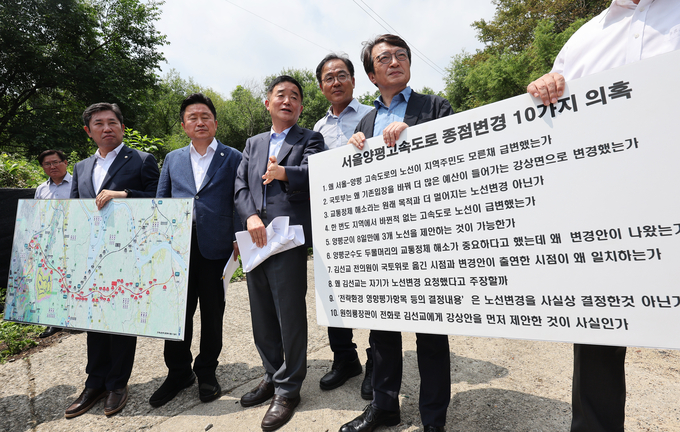 강득구 민주당 의원을 단장으로 한 ‘서울-양평 고속도로 진상조사(고속도로게이트) TF’가 6일 양평 강상면 일대를 찾아 국토교통부의 김건희 여사 일가 특혜 의혹을 제기하고 있다. (사진=연합뉴스)