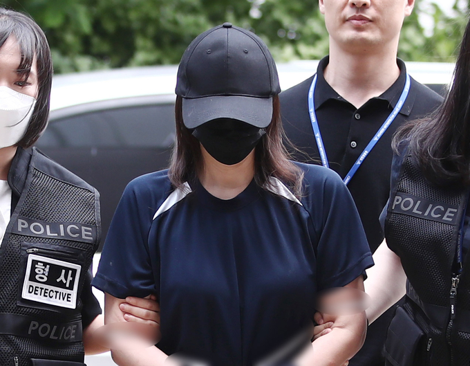 7일 오후 살인, 사체유기 등 혐의를 받는 40대 친모가 영장실질심사를 받기 위해 인천지법으로 들어서고 있다. ( 사진 = 연합뉴스 제공 )