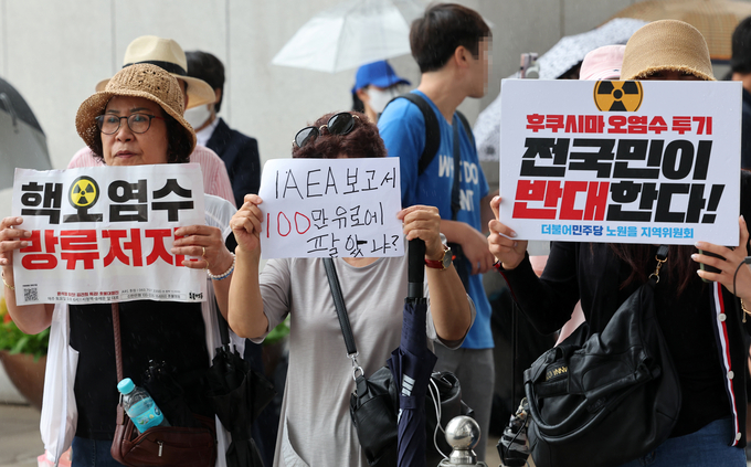 시민단체 회원들이 9일 더불어민주당 후쿠시마 원전오염수 해양투기저지 대책위원회와 라파엘 그로시 국제원자력기구(IAEA) 사무총장의 면담이 열리고 있는 서울 여의도 국회 본청 앞에서 후쿠시마 오염수 해양투기 반대 구호를 외치고 있다. (사진=연합뉴스)