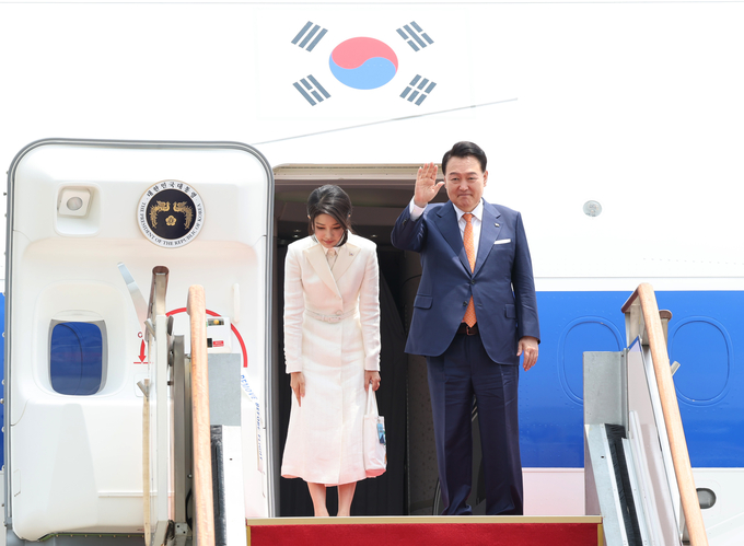 윤석열 대통령과 김건희 여사가 리투아니아에서 열리는 북대서양조약기구(NATO.나토) 정상회의 참석과 폴란드 방문을 위해 10일 성남 서울공항에 도착, 출국전 공군 1호기에서 인사하고 있다.
