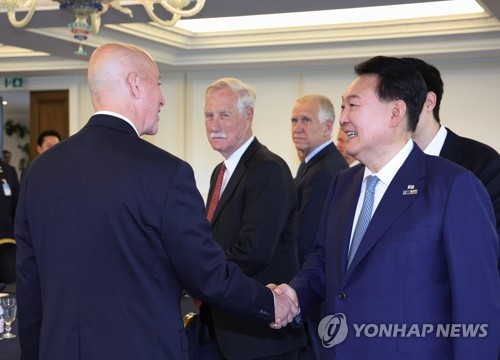  북대서양조약기구(NATO·나토) 정상회의 참석차 리투아니아를 방문한 윤석열 대통령이 11일(현지시간) 빌뉴스 한 호텔에서 가진 미국 상원의원단 접견에서 피트 리케츠 상원의원(왼쪽) 등과 인사하며 대화하고 있다. 