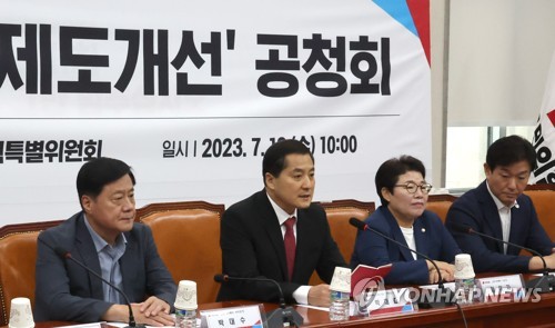 국민의힘 박대출 정책위의장이 12일 오전 서울 여의도 국회에서 열린 실업급여 제도개선 공청회에서 발언하고 있다. 