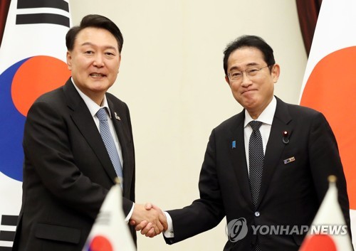 북대서양조약기구(NATO·나토) 정상회의 참석차 리투아니아를 방문 중인 윤석열 대통령이 12일 빌뉴스 한 호텔에서 열린 한일 정상회담에서 기시다 후미오 일본 총리와 악수하고 있다. 