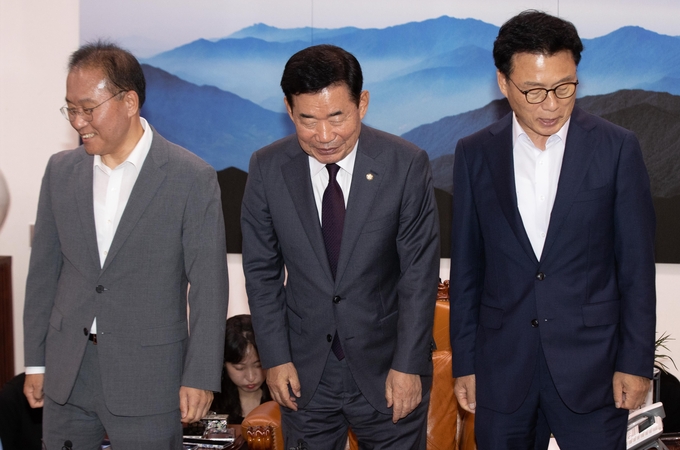 김진표 국회의장(가운데)의 주재로 13일 국회의장실에서 윤재옥 국민의힘(왼쪽)·박광온 더불어민주당(오른쪽) 원내대표가 회동했다. (사진=연합뉴스)<br>
