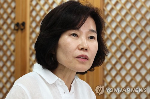 더불어민주당 김은경 혁신위원장이 지난 16일 서울 여의도 중앙당사에서 연합뉴스와 인터뷰를 하고 있다.
