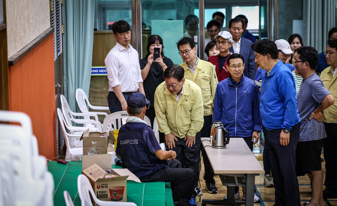 이재명 더불어민주당 대표가 지난 16일 충북 괴산군 대피소에서 폭우 이재민을 만나고 있다. (사진=연합뉴스)