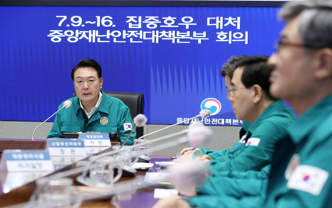  6박 8일간 리투아니아·폴란드·우크라이나 순방을 마치고 귀국한 윤석열 대통령이 17일 오전 정부서울청사에서 열린 집중호우 대처 중앙재난안전대책본부(중대본) 회의를 주재하고 있다. (사진=연합뉴스)