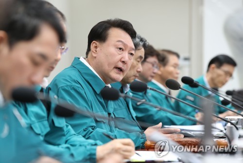 윤석열 대통령이 18일 서울 용산 대통령실 청사에서 열린 국무회의에서 발언하고 있다.