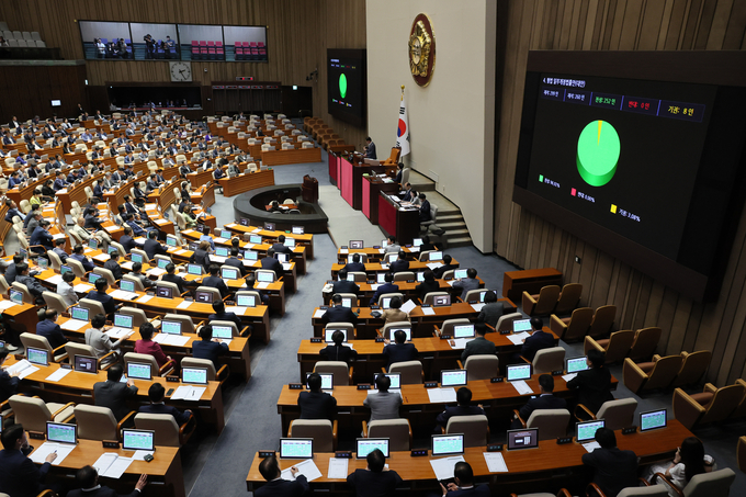 18일 국회 본회의에서 형법 일부개정법률안이 재석 260명 중 252표의 압도적인 찬성 표를 받아 통과했다. (사진=연합뉴스)