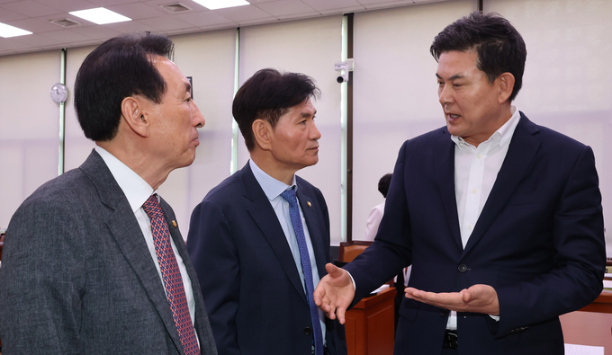 김태호 외교통일위원회 위원장(오른쪽부터), 이용선 더불어민주당 간사, 김석기 국민의힘 간사가 21일 오전 서울 여의도 국회에서 열린 김영호 통일부 장관 후보자 인사청문회가 정회된 뒤 회의진행에 대해 의견을 나누고 있다.