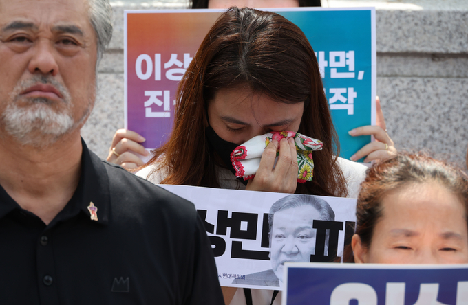 헌법재판소가 이상민 행정안전부 장관에 대한 국회의 탄핵심판 청구를 기각한 25일 오후 헌법재판소 앞에서 10·29 참사 유가족협의회, 시민대책회의 관계자들이 입장을 밝히고 있다. (사진=연합뉴스)