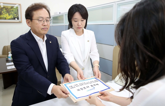 더불어민주당 송기헌 원내수석부대표와 이소영 원내대변인이 27일 국회 의안과에 서울-양평 고속도로 노선 변경 관련 대통령 처가 특혜 의혹에 대한 진상 규명을 위한 국정조사 요구서’를 제출했다. (사진=연합뉴스)