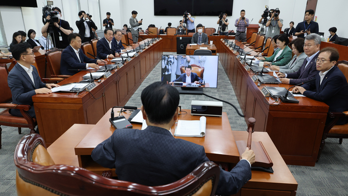 변재일 윤리특위 위원장이 ‘김남국 징계안’ 논의를 위한 회의에서 의사봉을 두드리고 있다. (사진=연합뉴스)