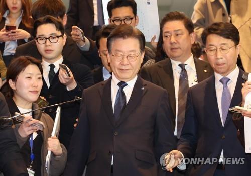 이재명 대표가 지난 2월 자신의 체포동의안 부결 이후 국회를 떠나는 모습.