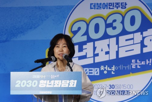 더불어민주당 김은경 혁신위원장이 지난달 30일 성동구의 한 카페에서 열린 2030 청년좌담회에서 인사말을 하고 있다. 