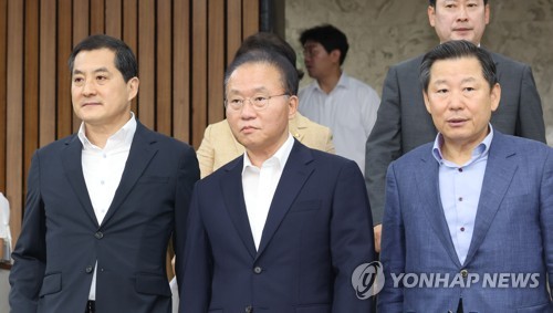 국민의힘 윤재옥 원내대표(가운데), 박대출 정책위의장(왼쪽), 이철규 사무총장이 1일 오전 서울 여의도 국회에서 열린 원내대책회의에 참석하고 있다.