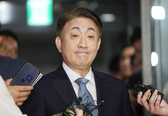 이동관 방송통신위원장 후보자가 1일 인사청문회 준비 사무실이 마련된 정부과천청사 인근 오피스텔로 출근, 취재진 질문을 듣고 있다. (사진=연합뉴스)