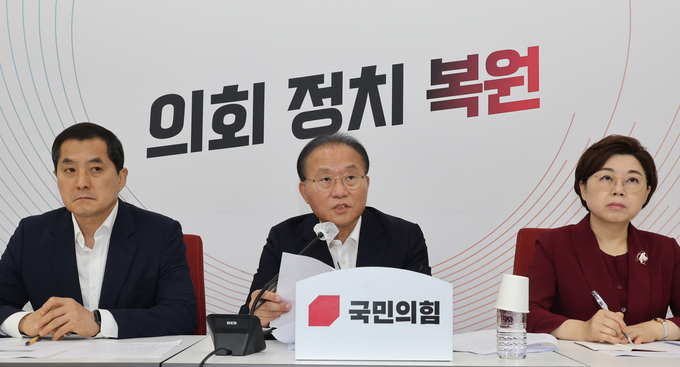 윤재옥 국민의힘 원내대표가 2일 국회에서 무량판 공법 부실시공 관련 기자간담회를 열고 발언하고 있다. (사진=연합뉴스)