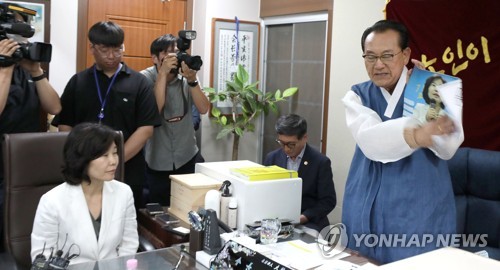 지난 3일 용산 대한노인회 중앙회에서 김호일 회장이 노인폄하 발언 사과를 위해 방문한 더불어민주당 김은경 혁신위원장과 면담 중 위원장의 뺨 대신 사진을 때리고 있다.