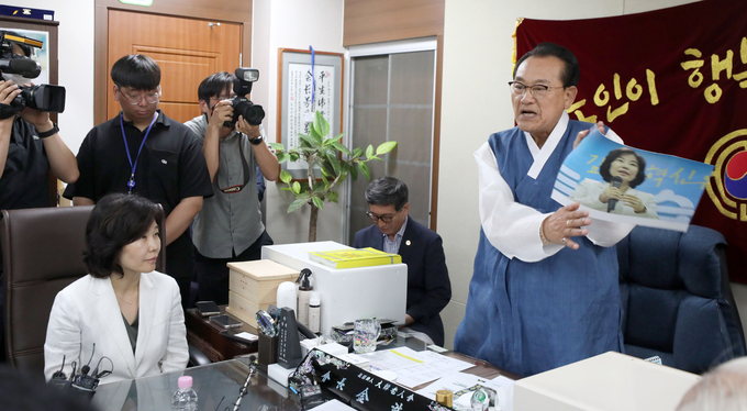  3일 용산 대한노인회 중앙회에서 김호일 회장이 노인폄하 발언 사과를 위해 방문한 김은경 더불어민주당 혁신위원장과 면담 중 위원장의 뺨 대신 사진을 때리고 있다. (사진=연합뉴스)