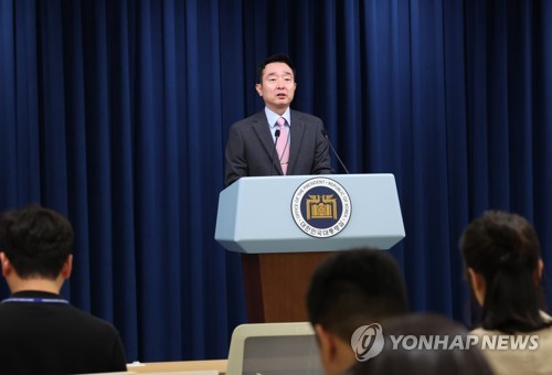 이도운 대통령실 대변인이 6일 서울 용산 대통령실 청사에서 브리핑하고 있다. 