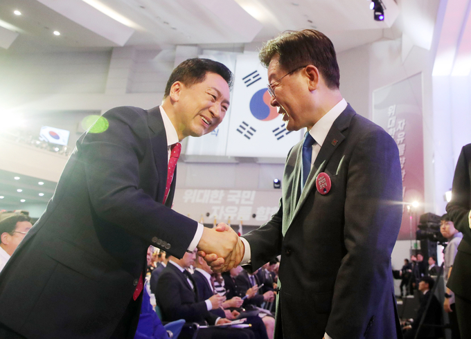김기현 국민의힘 대표(왼쪽)와 이재명 더불어민주당 대표가 15일 서울 이화여대 대강당에서 열린 제78주년 광복절 경축식에 참석해 악수하고 있다. (사진=연합뉴스)