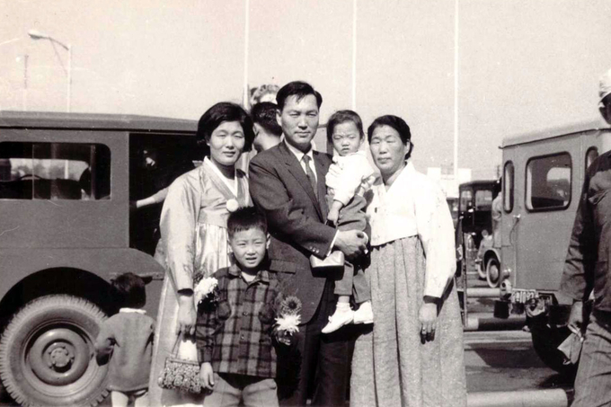 윤석열 대통령 부친 윤기중 연세대 명예교수가 15일 별세했다. 사진은 고인이 출장을 앞두고 김포공항에서 초등학생인 윤 대통령 등 가족과 함께 촬영한 모습. (사진=윤석열 대통령 인스타그램)