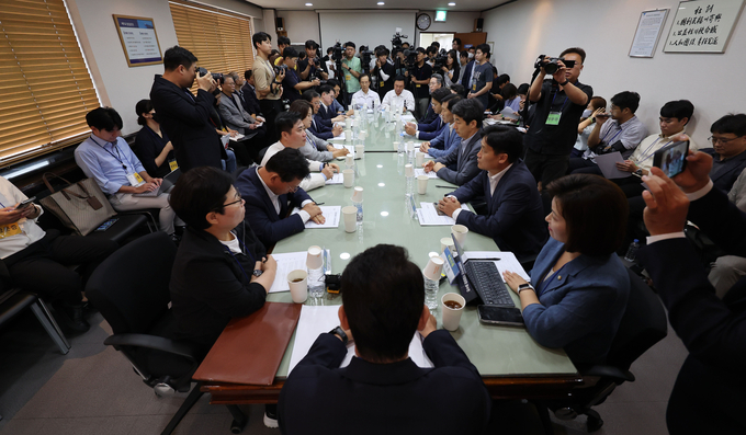 국회 환경노동위원회 위원들이 기계 끼임 사고로 근로자가 숨지는 사고가 발생한 경기도 성남시 중원구 샤니 제빵공장을 방문했다. (사진=연합뉴스)