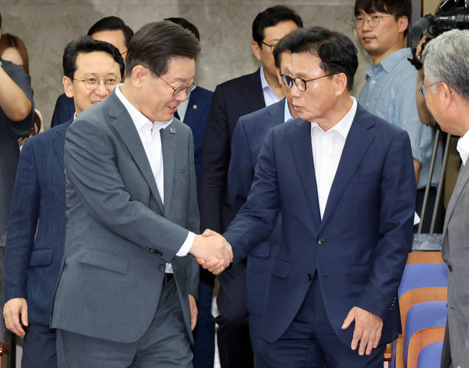 16일 오후 국회에서 열린 더불어민주당 의원총회 참석한 이재명 대표와 박광온 원내대표가 악수하고 있다. (사진=연합뉴스) 