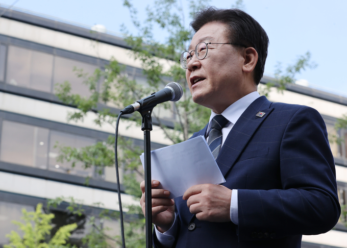 이재명 더불어민주당 대표가 17일 서울중앙지검 앞에서 백현동 개발 특혜 의혹과 관련한 검찰 소환조사를 앞두고 입장을 밝히고 있다. (사진=연합뉴스)