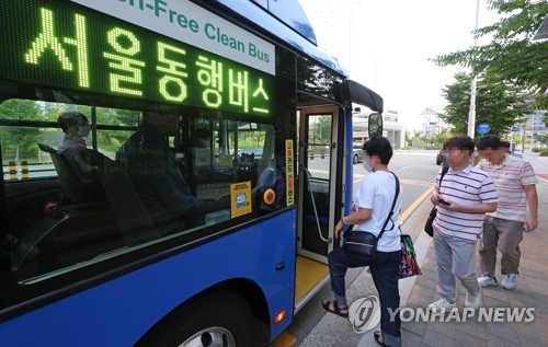 수도권 주민의 서울 출근길을 돕는 서울동행버스 운행이 시작된 21일 오전 경기도 김포 풍무동의 한 정류장에서 시민들이 서울동행버스에 탑승하고 있다.