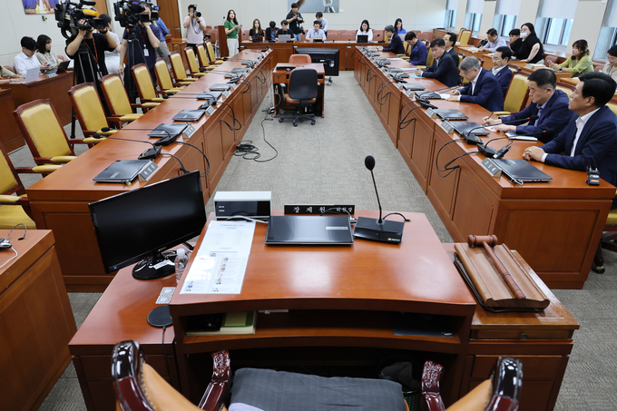 야당 과방위 위원들이 21일 국회 과학기술정보방송통신위원회 전체회의실에서 이동관 방송통신위원장 후보자의 인사청문경과보고서 채택 관련 논의를 위한 전체회의 개최를 촉구하며 자리를 지키고 있다. (사진=연합뉴스)