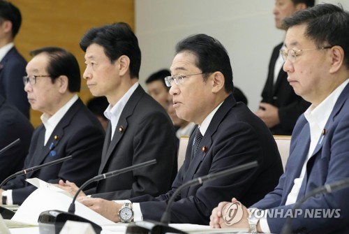  기시다 후미오 일본 총리가 22일 후쿠시마 제1원자력발전소 오염수(일본 정부 명칭 ‘처리수’)의 해양 방류 등을 논의하는 각료회의를 주재하고 있다.