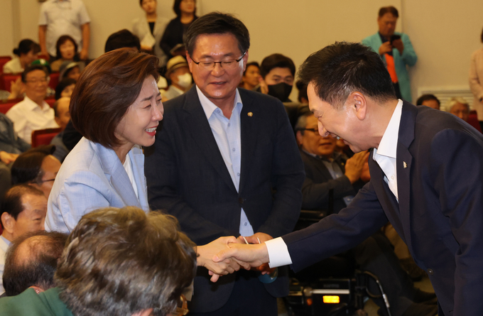 지난 24일 국회에서 열린 ‘인구와 기후, 내일’ 창립포럼에서 나경원 이사장이 김기현 국민의힘 대표와 인사하고 있다. (사진=연합뉴스)