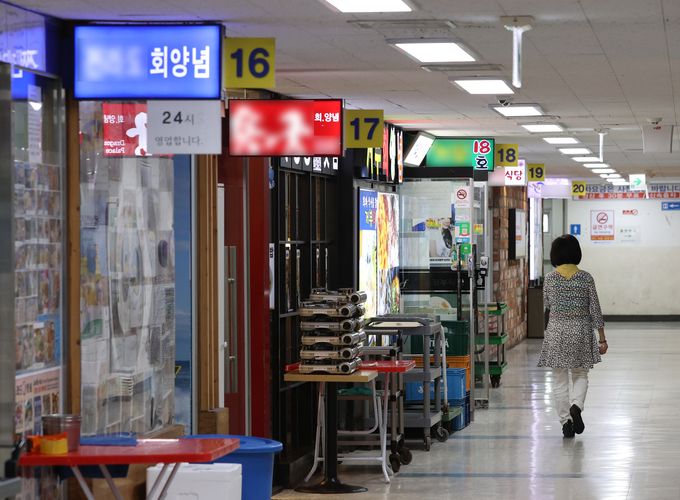 일본 정부가 후쿠시마 오염수 방류를 시작한 24일 오후 서울 동작구 노량진수산시장에서 한 시민이 횟집을 지나치고 있다. (사진=연합뉴스)