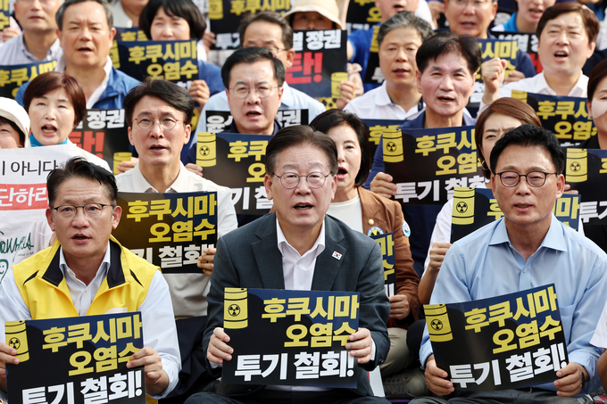 더불어민주당·정의당·기본소득당·진보당 등 야 4당은 지난 26일 오후 서울 중구 프레스센터 앞에서 시민단체들과 후쿠시마 오염수 방류 철회를 주장하는 대규모 장외집회를 열었다. (사진=연합뉴스)
