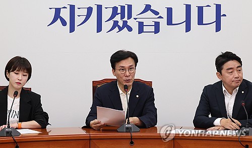  27일 국회에서 열린 더불어민주당 2022년 회계연도 결산 심사 방향 관련 기자간담회에서 김민석 정책위의장이 발언을 하고 있다. 