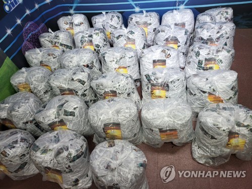 지난해 4월 탈북민단체가 살포한 대북 전단 뭉치.