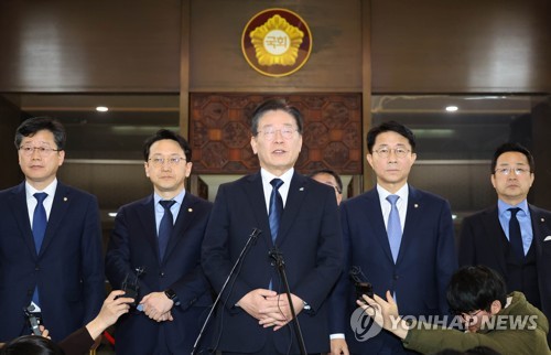 이재명 더불어민주당 대표가 지난 2월 27일 국회에서 열린 본회의에서 본인의 체포동의안이 부결된 뒤 모든 법률안을 표결을 마치고 나서 본회의장 밖으로 나와 취재진의 질문에 답변하고 있다.
