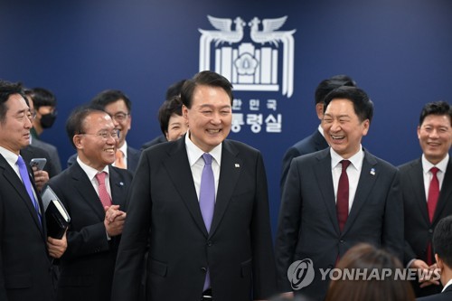 윤석열 대통령이 취임 1주년을 맞은 5월 10일 서울 용산 대통령실 청사 내 기자실을 여당 지도부와 함께 방문하고 있다.