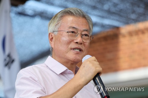 문재인 전 대통령이 지난달 8일 전남 구례군 구례읍 양정마을에서 열린 ‘섬진강 수해 극복 3주년 행사’에 참석해 인사말을 하고 있다. 