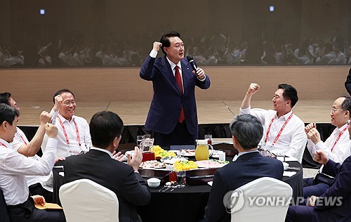 윤석열 대통령이 지난달 28일 인천에서 열린 2023 국민의힘 국회의원 연찬회 만찬에서 발언하고 있다.