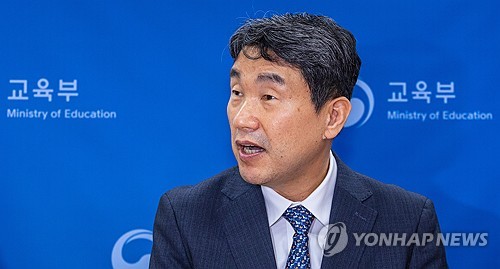 이주호 부총리 겸 교육부 장관이 지난달 29일 오후 서울 종로구 정부서울청사에서 열린 부총리-시도교육감 간담회 참석해 9·4 교원 집단행동에 대해 발언하고 있다. 이날 간담회는 조짐에 대한 대응 방안을 논의하고 교원 복무 관리에 대한 협조를 요청하기 위해 열렸다.