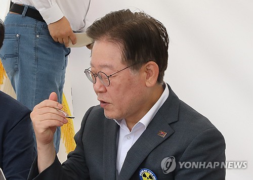 단식 나흘째인 더불어민주당 이재명 대표가 3일 오전 국회 단식농성장에서 소금을 섭취하고 있다. 