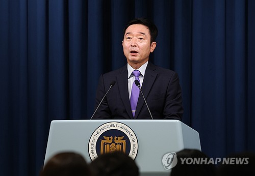 이도운 대통령실 대변인이 4일 서울 용산 대통령실 청사에서 브리핑하고 있다. 