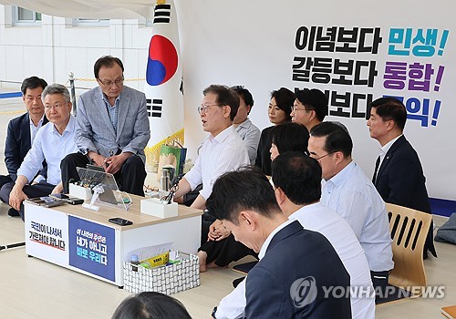 이해찬 더불어민주당 상임고문이 4일 오후 국회 본청 앞에서 닷새째 단식을 이어가고 있는 더불어민주당 이재명 대표를 위로 방문하고 있다.