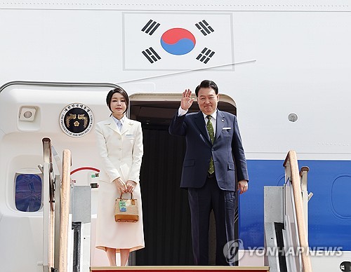 아세안(ASEAN·동남아시아국가연합) 관련 정상회의와 주요 20개국(G20) 정상회의 참석 등을 위해 인도네시아와 인도를 순방하는 윤석열 대통령과 부인 김건희 여사가 5일 성남 서울공항에서 출국하며 전용기인 공군 1호기에 올라 환송객을 향해 인사하고 있다.