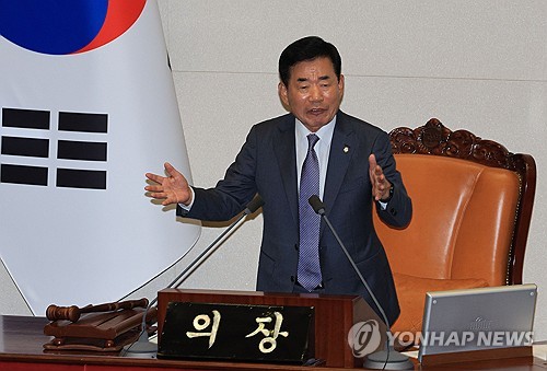 김진표 국회의장이 5일 서울 여의도 국회에서 정치 분야에 관한 대정부질문에서 의원 간에 고성이 오가자 이를 만류하고 있다. 